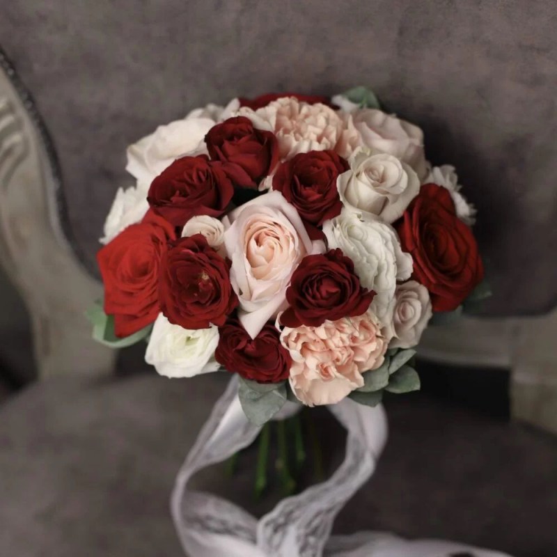 Букет невесты с бордовыми розами Кишинев